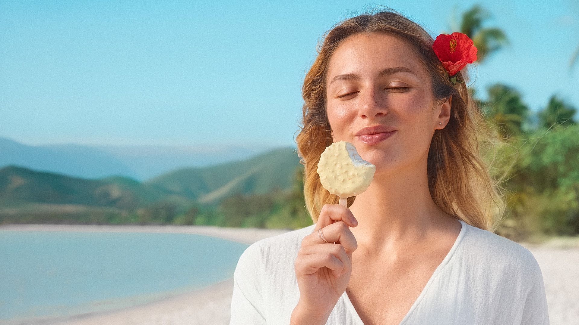 RAF_BEACH_WOMAN_ENJOYING_ICECREAM 01_GL